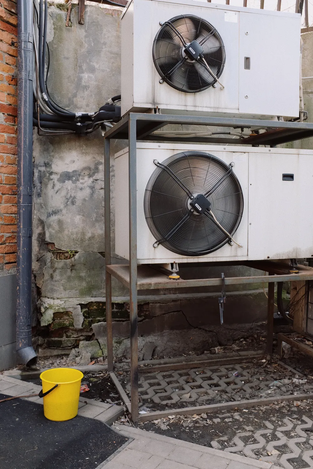 Unidades condensadoras de sistema de climatização em instalação industrial